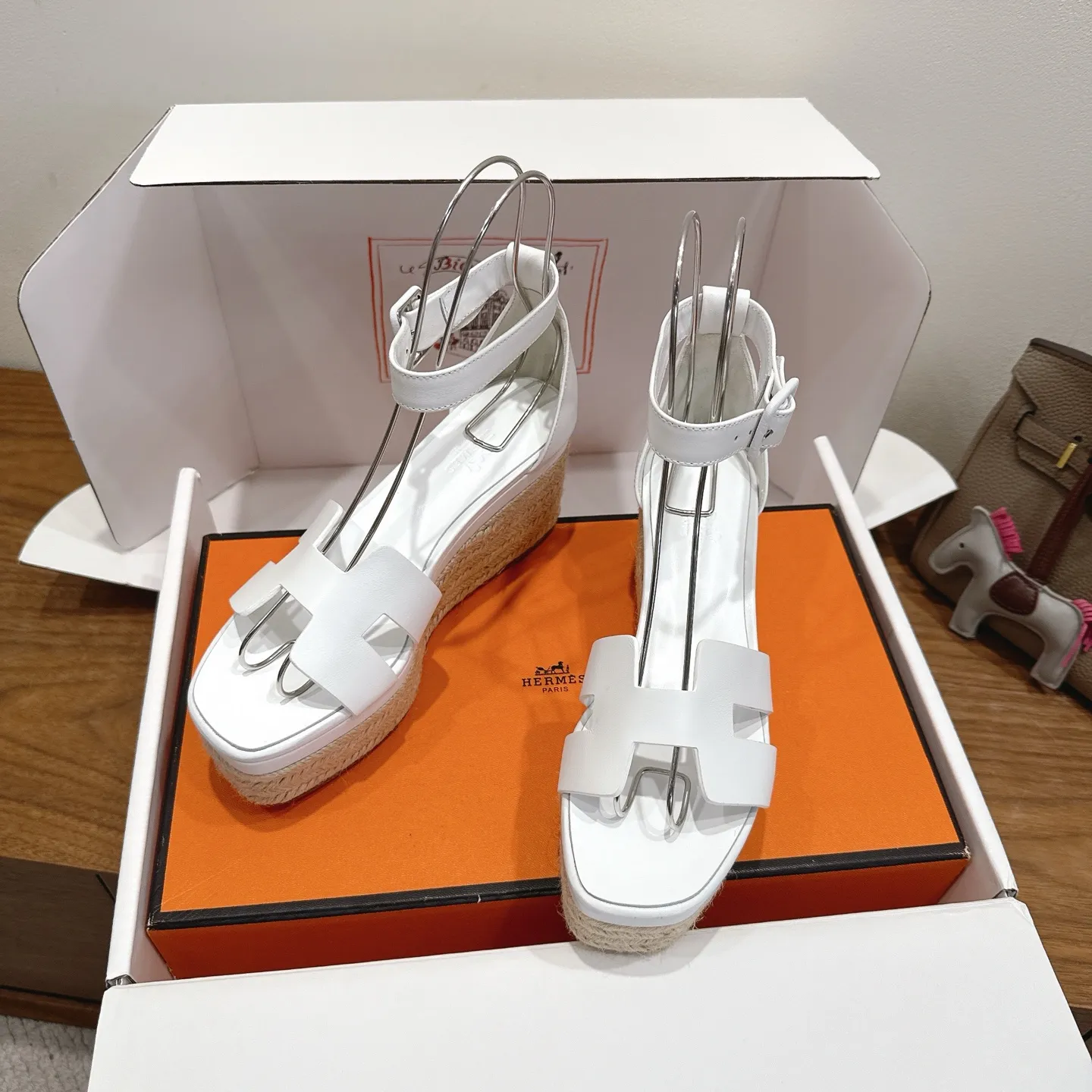 👟👟Ex-factory price 720👟👟 Hermes... a Eclair 2025 new color + popular series, the version is super positive, with a certain thickness, which makes the legs longer! Breathable, comfortable calfskin, spring and summer color matching, this item is both beautiful and comfortable! Channel supply code size: 35-39 can be ordered as 40.41 with airplane box ➕20